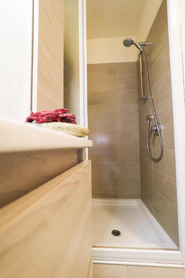 Rivacanze Apartments ลาโญ ภายนอก รูปภาพ
